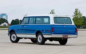   Chevrolet Suburban - 1972