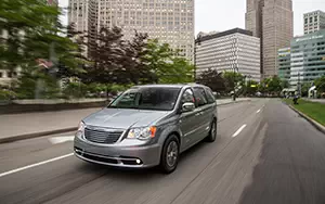  Chrysler Town & Country 30th Anniversary Edition - 2013