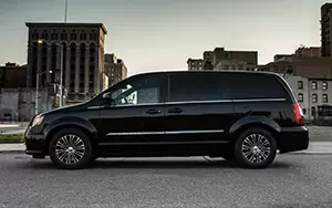   Chrysler Town & Country S - 2013