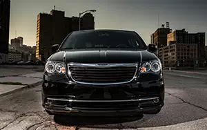   Chrysler Town & Country S - 2013