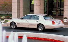   Lincoln Town Car - 2002