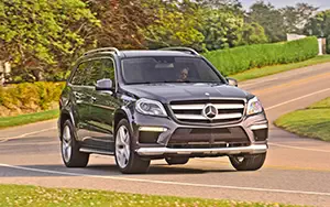   Mercedes-Benz GL550 AMG Sports Package US-spec - 2013