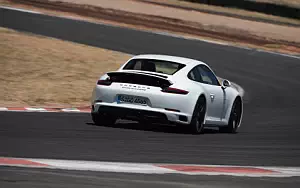   Porsche 911 Carrera 4 GTS - 2017