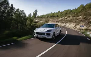   Porsche Cayenne Turbo E-Hybrid (Carrara White Metallic) - 2023