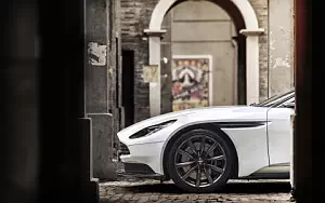   Aston Martin DB11 V8 - 2017