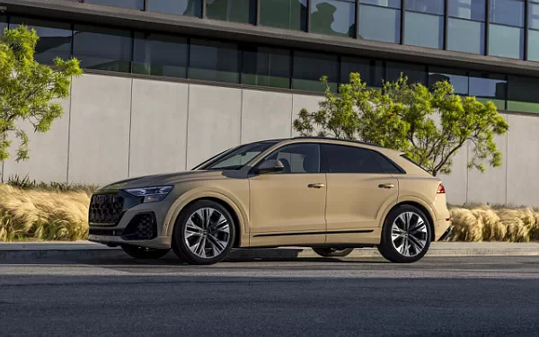 ���� ���������� Audi Q8 55 TFSI quattro S line (Sakhir Gold Metallic) US-spec - 2025