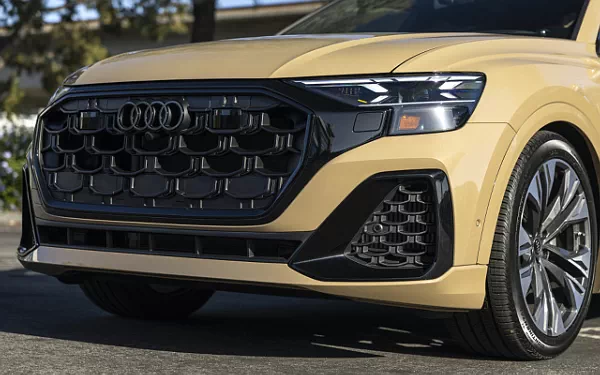 ���� ���������� Audi Q8 55 TFSI quattro S line (Sakhir Gold Metallic) US-spec - 2025