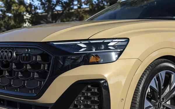 ���� ���������� Audi Q8 55 TFSI quattro S line (Sakhir Gold Metallic) US-spec - 2025