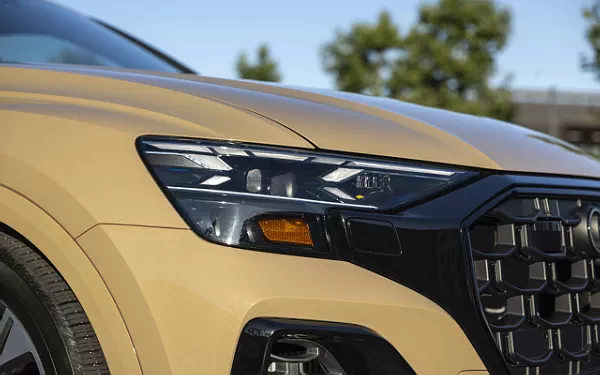 ���� ���������� Audi Q8 55 TFSI quattro S line (Sakhir Gold Metallic) US-spec - 2025