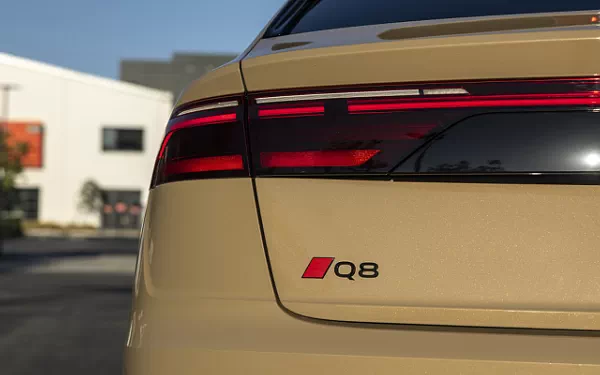 ���� ���������� Audi Q8 55 TFSI quattro S line (Sakhir Gold Metallic) US-spec - 2025