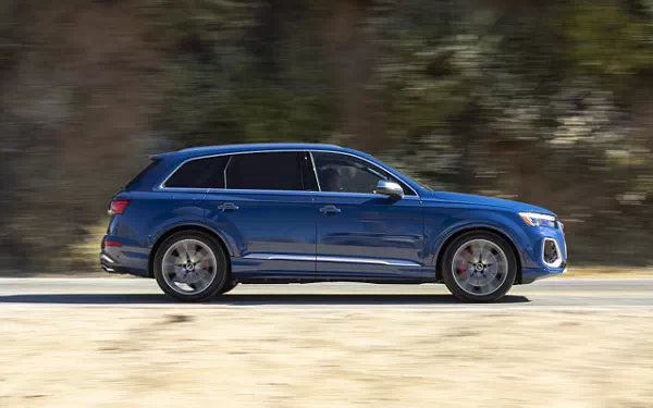 ���� ���������� Audi SQ7 TFSI (Ascari Blue Metallic) US-spec - 2025