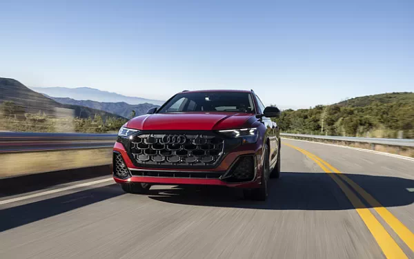 ���� ���������� Audi SQ8 TFSI quattro (Chili Red Metallic) US-spec - 2025
