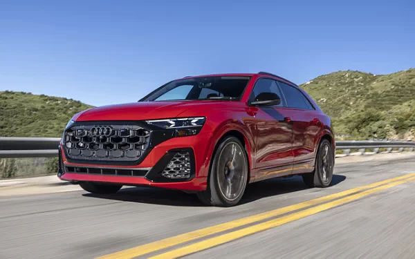���� ���������� Audi SQ8 TFSI quattro (Chili Red Metallic) US-spec - 2025