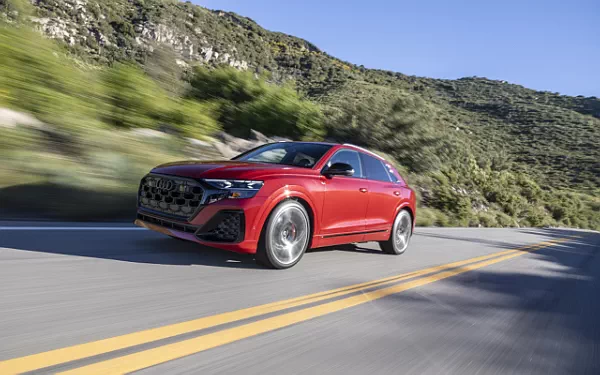 ���� ���������� Audi SQ8 TFSI quattro (Chili Red Metallic) US-spec - 2025