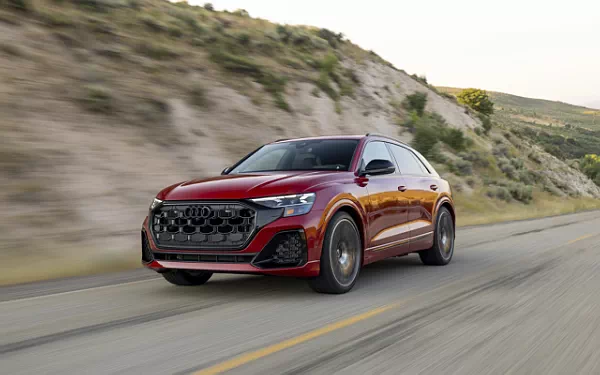 ���� ���������� Audi SQ8 TFSI quattro (Chili Red Metallic) US-spec - 2025