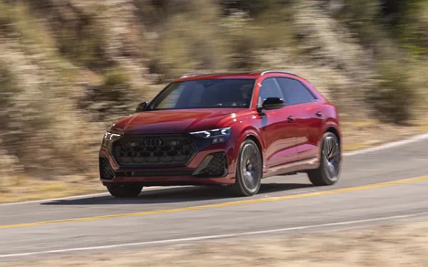 ���� ���������� Audi SQ8 TFSI quattro (Chili Red Metallic) US-spec - 2025