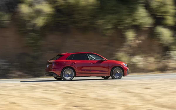 ���� ���������� Audi SQ8 TFSI quattro (Chili Red Metallic) US-spec - 2025