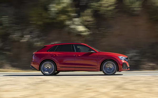 ���� ���������� Audi SQ8 TFSI quattro (Chili Red Metallic) US-spec - 2025