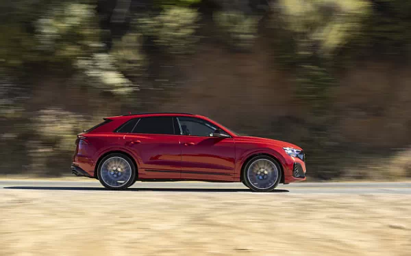 ���� ���������� Audi SQ8 TFSI quattro (Chili Red Metallic) US-spec - 2025