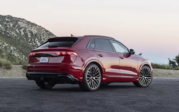 ���� ���������� Audi SQ8 TFSI quattro (Chili Red Metallic) US-spec - 2025