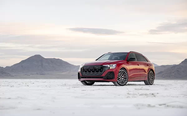 ���� ���������� Audi SQ8 TFSI quattro (Chili Red Metallic) US-spec - 2025