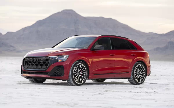 ���� ���������� Audi SQ8 TFSI quattro (Chili Red Metallic) US-spec - 2025