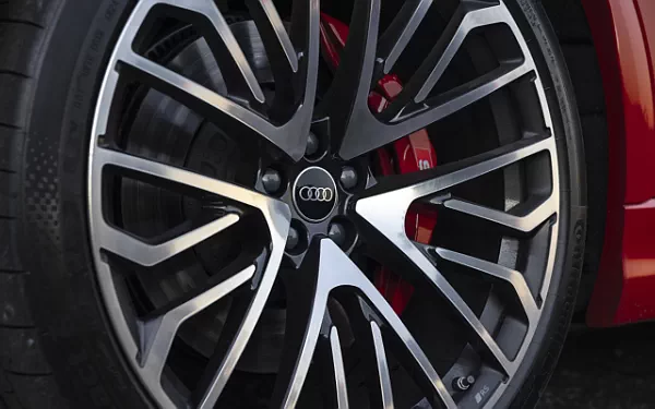 ���� ���������� Audi SQ8 TFSI quattro (Chili Red Metallic) US-spec - 2025