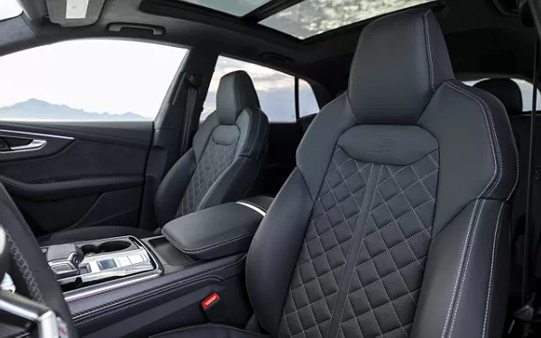 ���� ���������� Audi SQ8 TFSI quattro (Chili Red Metallic) US-spec - 2025