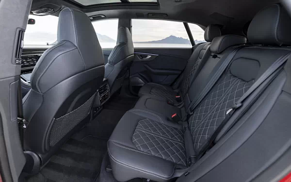 ���� ���������� Audi SQ8 TFSI quattro (Chili Red Metallic) US-spec - 2025