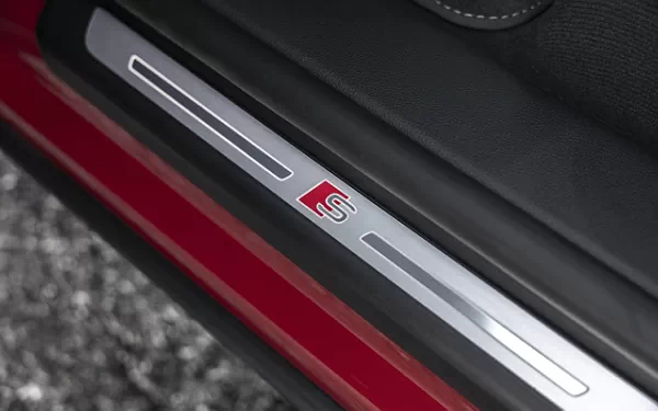 ���� ���������� Audi SQ8 TFSI quattro (Chili Red Metallic) US-spec - 2025