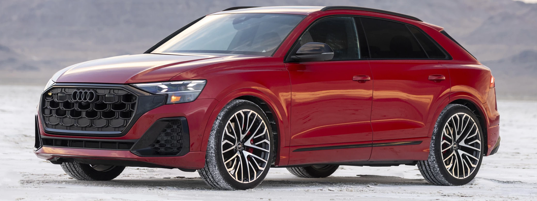 ���� ���������� Audi SQ8 TFSI quattro (Chili Red Metallic) US-spec - 2025 - Car wallpapers