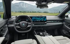   BMW 530e (Sophisto Grey Metallic) - 2023