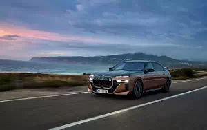   BMW i7 M70 xDrive (Two Tone Liquid Copper Sapphire Black) - 2023