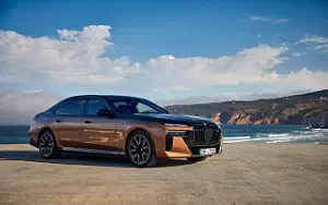   BMW i7 M70 xDrive (Two Tone Liquid Copper Sapphire Black) - 2023