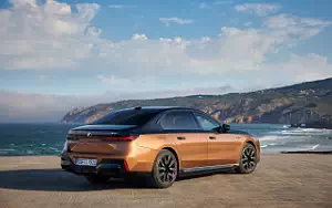   BMW i7 M70 xDrive (Two Tone Liquid Copper Sapphire Black) - 2023