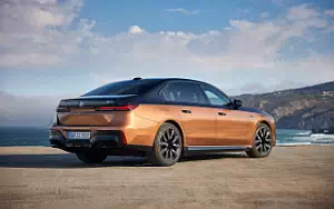   BMW i7 M70 xDrive (Two Tone Liquid Copper Sapphire Black) - 2023