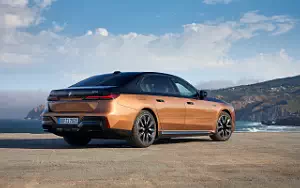   BMW i7 M70 xDrive (Two Tone Liquid Copper Sapphire Black) - 2023