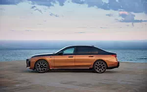   BMW i7 M70 xDrive (Two Tone Liquid Copper Sapphire Black) - 2023