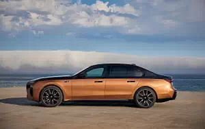   BMW i7 M70 xDrive (Two Tone Liquid Copper Sapphire Black) - 2023