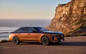   BMW i7 M70 xDrive (Two Tone Liquid Copper Sapphire Black) - 2023