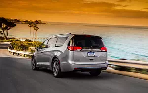   Chrysler Pacifica Limited - 2016