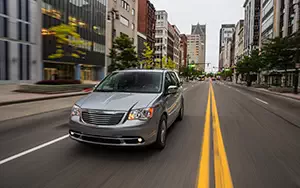   Chrysler Town & Country 30th Anniversary Edition - 2013