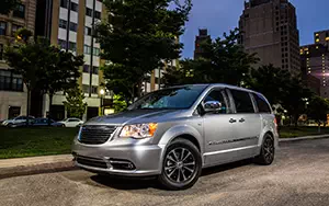   Chrysler Town & Country 30th Anniversary Edition - 2013