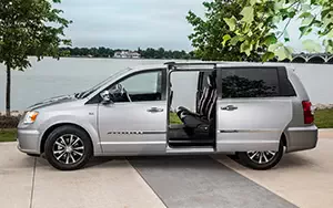   Chrysler Town & Country 30th Anniversary Edition - 2013