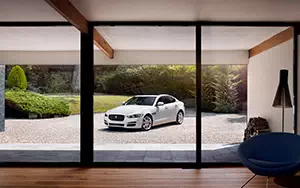   Jaguar XE Prestige UK-spec - 2015