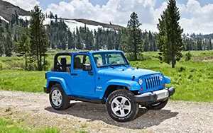   Jeep Wrangler Sahara - 2012