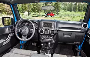   Jeep Wrangler Sahara - 2012