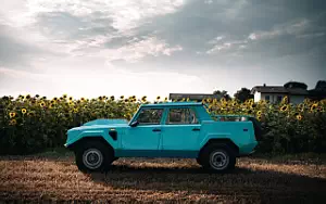   Lamborghini LM002