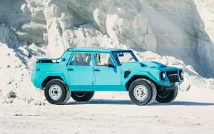   Lamborghini LM002