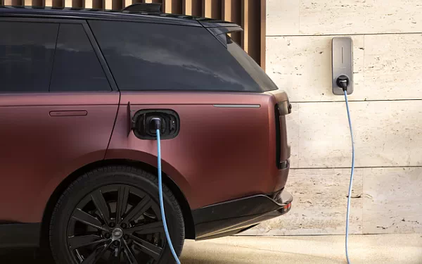 ���� ���������� Range Rover SV P510e - 2022